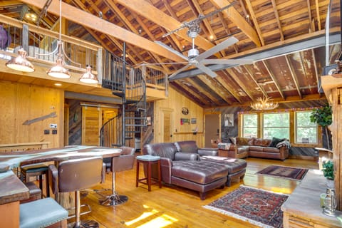 Serene Pacific Getaway: Deck, Grill & Fire Pit! House in Ozark Mountains