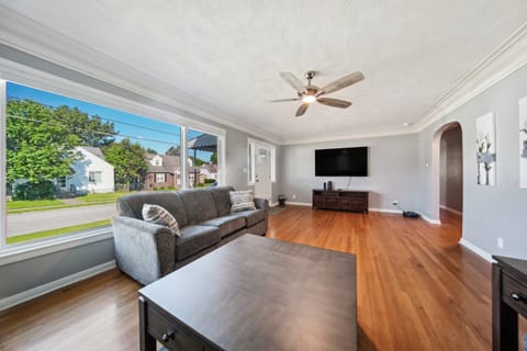 Charming Erie Home ~ 2 Mi to Downtown Delights! House in Erie