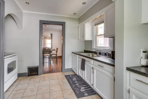 Charming Springfield Home: 2 Mi to Downtown House in Springfield