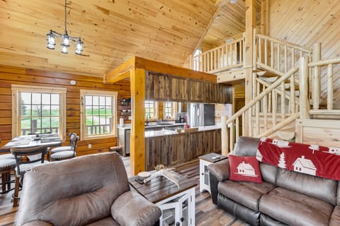 Peaceful Wyoming Cabin w/ Spacious Deck & Wet Bar! House in Black Hills