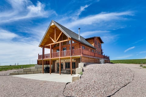 Peaceful Wyoming Cabin w/ Spacious Deck & Wet Bar! House in Black Hills