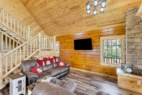 Peaceful Wyoming Cabin w/ Spacious Deck & Wet Bar! House in Black Hills