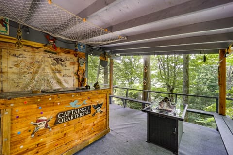 Beech Mountain Home w/ Fire Pit < 1 Mi to Skiing! Apartment in Beech Mountain