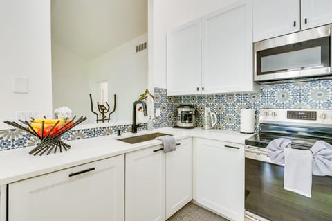 BBQ Ready Retreat w/ Pool Access in Palm Harbor House in Palm Harbor