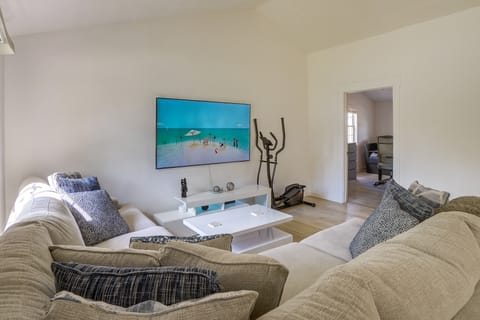 BBQ Ready Retreat w/ Pool Access in Palm Harbor House in Palm Harbor