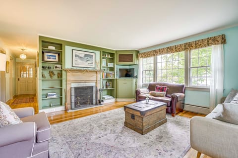 Ambient Manchester Village Abode w/ Deck & Pond! Apartment in Vermont