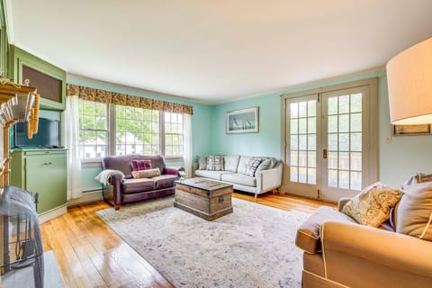 Ambient Manchester Village Abode w/ Deck & Pond! Apartment in Vermont