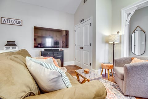 Cozy Savannah Vacation Rental w/ Fenced Courtyard! Apartment in Savannah