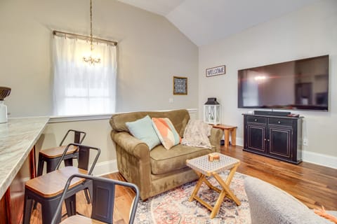 Cozy Savannah Vacation Rental w/ Fenced Courtyard! Apartment in Savannah