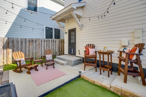 Cozy Savannah Vacation Rental w/ Fenced Courtyard! Apartment in Savannah