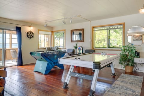 Waterfront Coos Bay Retreat w/ Kayaks! House in Oregon