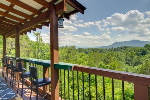 Sevierville Cabin w/ Hot Tub & Mountain-View Deck House in Sevierville