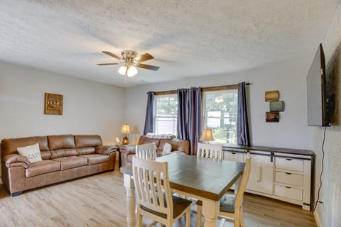 Mountain Retreat w/ Fire Pit in Flat Rock! Apartment in Alabama