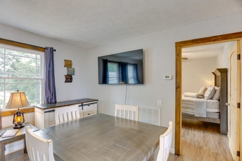 Mountain Retreat w/ Fire Pit in Flat Rock! Apartment in Alabama