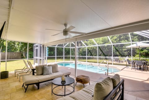 Beach Gear & Fire Pit: Palm Coast Group Escape House in Palm Coast