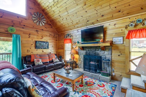 Sevierville Cabin: Private Deck, Community Pool! House in Douglas Lake