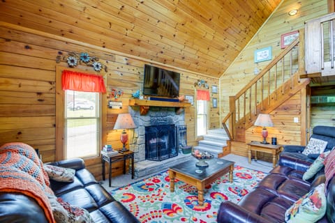 Sevierville Cabin: Private Deck, Community Pool! House in Douglas Lake