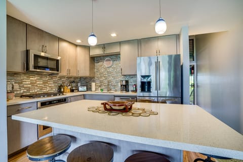 Kaunakakai Vacation Rental w/ Pool Access & A/C! Apartment in Kaunakakai