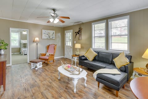 2 Mi to Lake: Lineville Farmhouse w/ Fire Pit House in Alabama