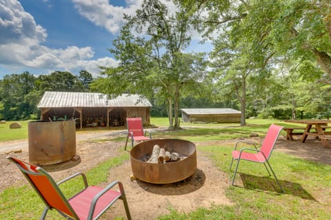2 Mi to Lake: Lineville Farmhouse w/ Fire Pit House in Alabama