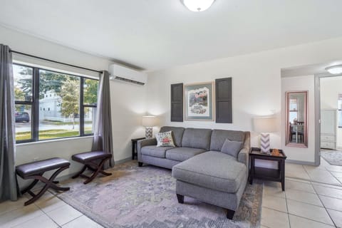 6 Mi to Downtown Orlando: Quiet Home w/ Sunroom House in Winter Park