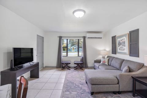 6 Mi to Downtown Orlando: Quiet Home w/ Sunroom House in Winter Park