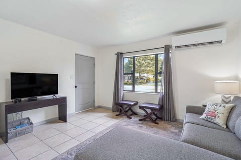 6 Mi to Downtown Orlando: Quiet Home w/ Sunroom House in Winter Park