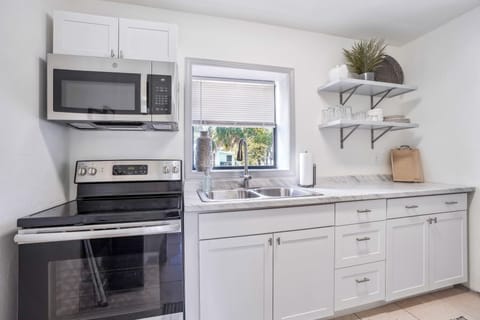 6 Mi to Downtown Orlando: Quiet Home w/ Sunroom House in Winter Park