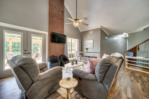 Broken Bow Vacation Rental w/ Pool & Hot Tub! House in Oklahoma