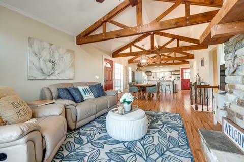 Canyon Lake Rental w/ Balcony & Lake Views House in Canyon Lake