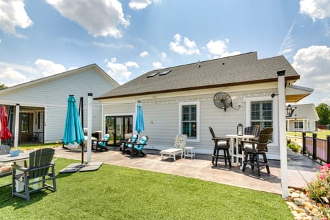 Greenwood Getaway w/ Furnished Patio & Lake View Cottage in Lake Greenwood