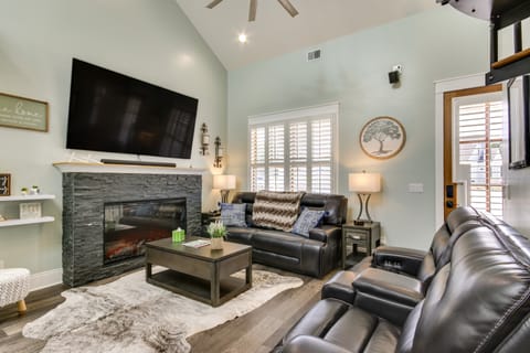 Greenwood Getaway w/ Furnished Patio & Lake View Cottage in Lake Greenwood