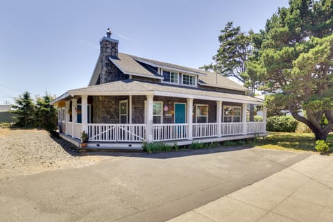 Coastal Lincoln City Home w/ Spacious Deck! House in Devils Lake