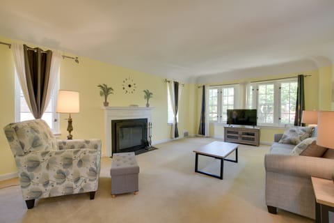 Chic Chicago Getaway w/ Fireplace! Apartment in Chicago