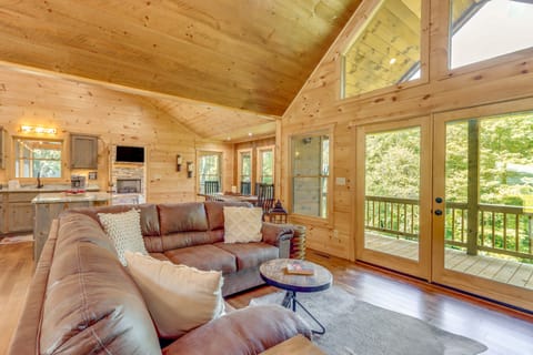 Cabin Near Blue Ridge w/ Fire Pit & Large Deck House in Tennessee