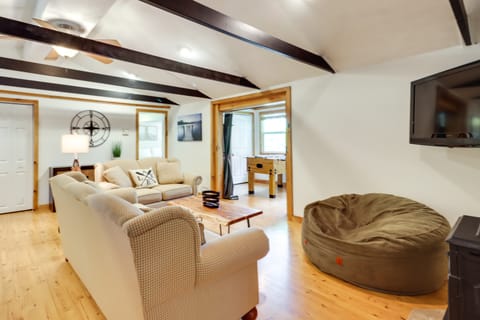 Walk to Beaches: Tree-Lined Pocono Lake Retreat! House in Arrowhead Lake