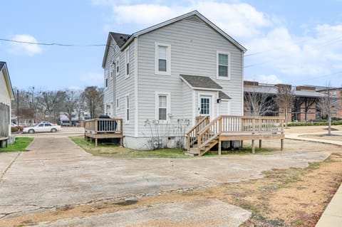 Charming Abode ~ 2 Mi to Mississippi State Campus! Apartment in Starkville
