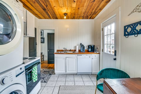 Charming Abode ~ 2 Mi to Mississippi State Campus! Apartment in Starkville