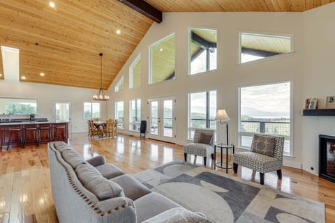 Mountain & Lake View: Rexford Estate on 28 Acres! House in Idaho