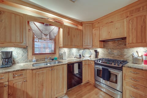 Peaceful All-Season Base w/ Fire Pit in Banner Elk House in Watauga