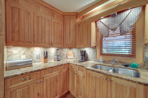 Peaceful All-Season Base w/ Fire Pit in Banner Elk House in Watauga