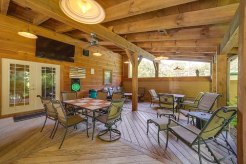 Peaceful All-Season Base w/ Fire Pit in Banner Elk House in Watauga