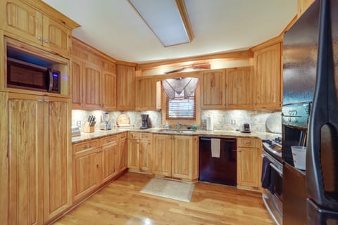 Peaceful All-Season Base w/ Fire Pit in Banner Elk House in Watauga