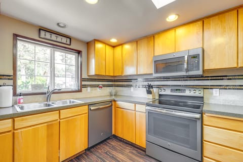 Pet-Friendly Ocean Park Rental w/ Outdoor Fire Pit House in Ocean Park