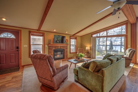 Sarona Serenity: Lakeside Retreat for Families House in Wisconsin