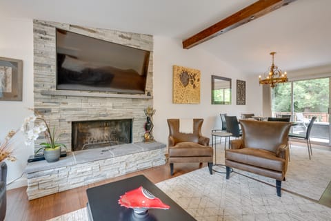 1 Mi to Lake, Shared Hot Tub! Kenmore Retreat Apartment in Kenmore