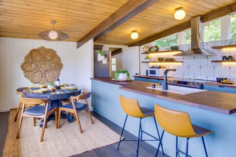 Whidbey Island Oasis: Walk to Beach, Hot Tub, View House in Greenbank