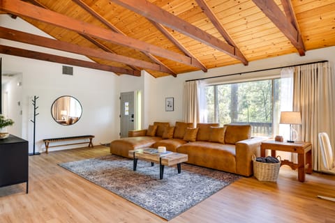 Deck & Fire Pit: Stunning Twain Harte Cabin! House in Twain Harte