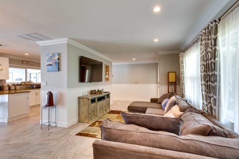 Pool & Screened-In Patio: Tropical Florida Abode House in Palm Beach Gardens