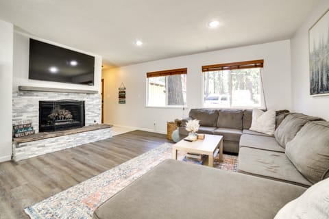 1/2 Mi to Lake Tahoe: Pet-Friendly Cabin House in Al Tahoe